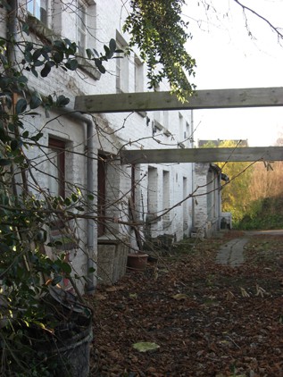 achterzijde, bereikbaar voor auto's