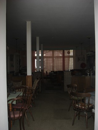 zaal gezien vanuit de serre