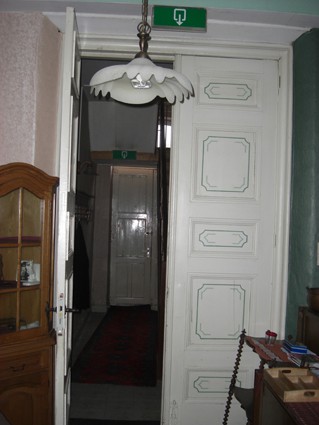 doorgang van grote zaal naar trappenhuis hotel