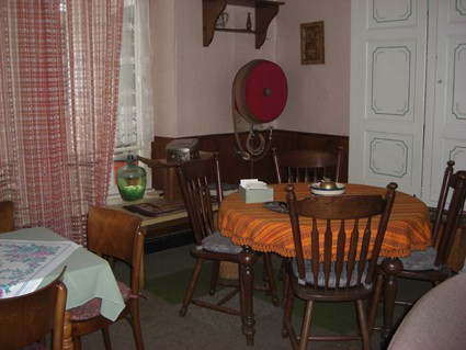 helemaal achteraan grote zaal rechts, met muurkast