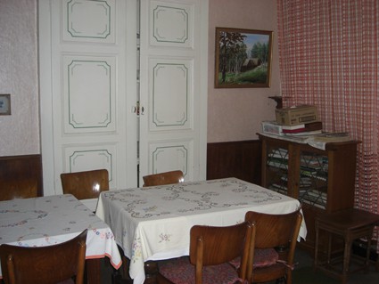 helemal achteraan grote zaal links, met muurkast (tafels en stoelen verkocht)