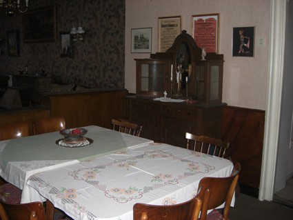 grote zaal midden-achter, links, met doorgang naar appartement