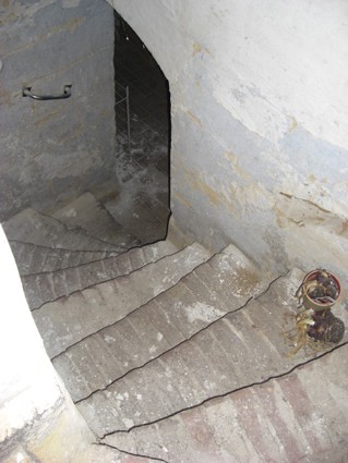 trap naar gewelfde kelder appartement