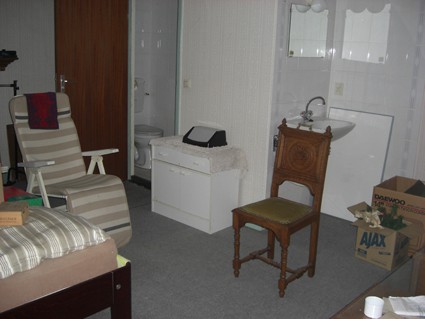 een van de slaapkamers appartement, met douche en toilet