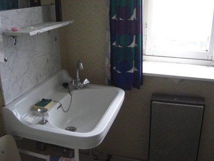 wastafel kamer 4, geen douche, geen toilet (op de gang)
