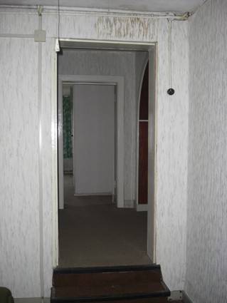doorgang van zijvleugel naar overloop hotel