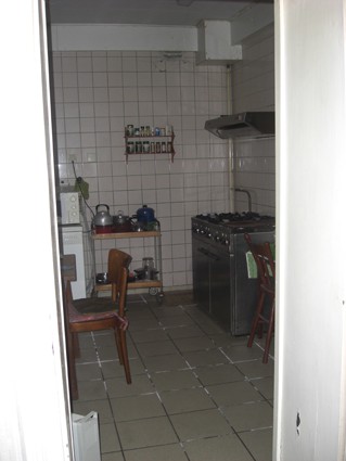 doorkijk naar de keuken vanuit privé-woonkamer (fornuis en rekje verkocht)
