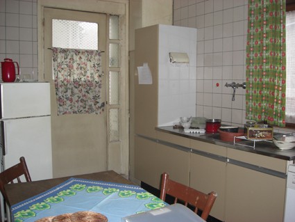 aanrecht keuken hotel, met keukendeur (keukenstoelen verkocht)